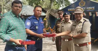 ভারতের স্বাধীনতা দিবস উপলক্ষে হিলি সীমান্তে মিষ্টি দিয়ে শুভেচ্ছা বিনিময়